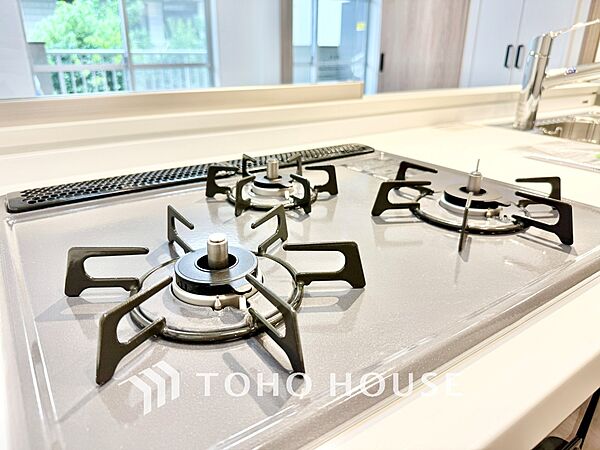 ◆キッチン◆美味しい料理を作りたくなるような気持にさせてくれる、腕を振るえる自慢のスペース。見上げると柔らかなダウンライトが包み込み、彩りを添えます。艶と光沢のある居心地の良いわが家のキッチン。