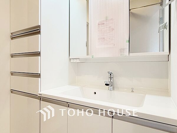 【WASHROOM】◆快適◆煌びやかな暮らしの中にも忘れたくない快適さ。大きな収納が助けてくれます。