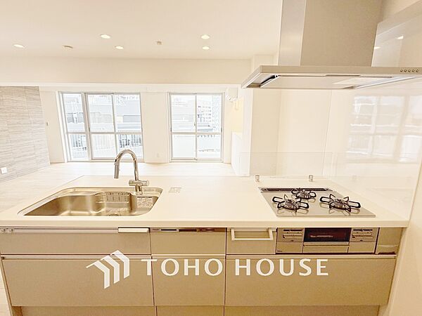 【KITCHEN】◆開放的◆後片付けが楽なシステムキッチン。収納スペースの充実！