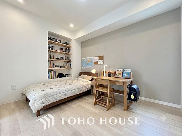※生成AIによるイメージです。家具・小物は販売価格に含まれません。【PRIVATE ROOM】◆属毛離裏◆子は父を手本とし、母に愛育されて成長する。家族の深い繋がり。いつまでも大切にしたい。