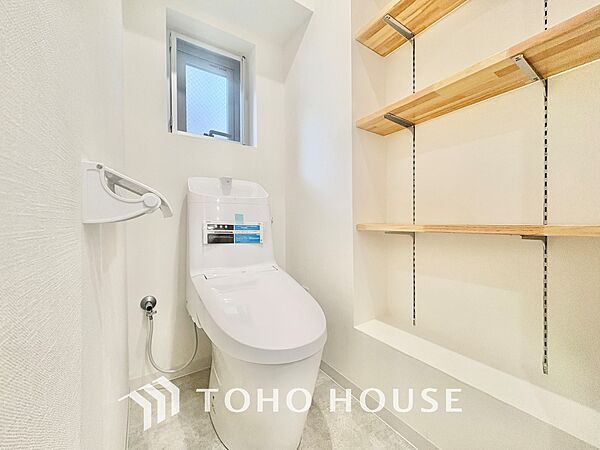 【RESTROOM】ホワイト調のクロスと温もり溢れるモダンカラーの床材が見事に調和した本邸宅は、毎日の生活を少しでも快適に過ごして頂ける様に落ち着いた雰囲気作りから行っています。