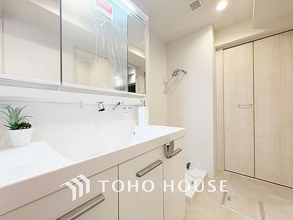 【WASHROOM】◆快適◆煌びやかな暮らしの中にも忘れたくない快適さ。大きな収納が助けてくれます。