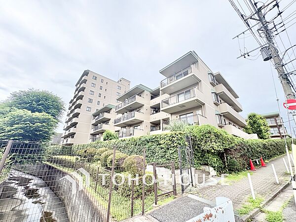 ◆キッチン◆美しく使いやすいキッチンは油汚れが簡単に拭き取れる素材で加工されており、浄水器シャワーから流す水の音を軽減する静かなシンクを採用。見えないところにさり気ない配慮が嬉しいですね