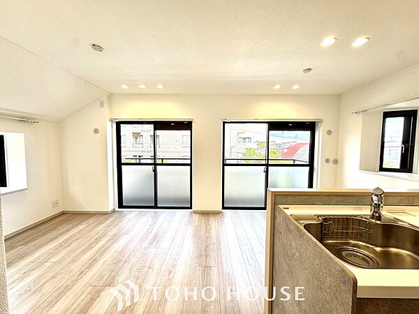 【Kitchen】美しく使いやすいキッチンは油汚れが簡単に拭き取れる素材で加工されており、浄水器シャワーから流す水の音を軽減する静かなシンクを採用。見えないところにさり気ない配慮が嬉しい
