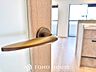 室内：【Decorative lighting】　上質に仕上げられた室内。オフ・ホワイトの壁を背にした観葉植物の葉をそっと置かれたインテリア・ライトが照らし出しています。少しお洒落な暮らしをしてみませんか。