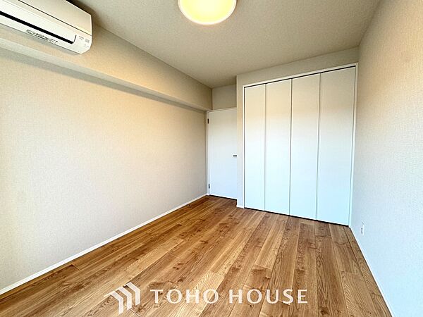 【Ease】家族個々の安らぎの空間。プライベートなBedRoomは暮らす方の感性で造り上げたいもの。誰もが好みで飾れるシンプルな室内に仕上げてあります。