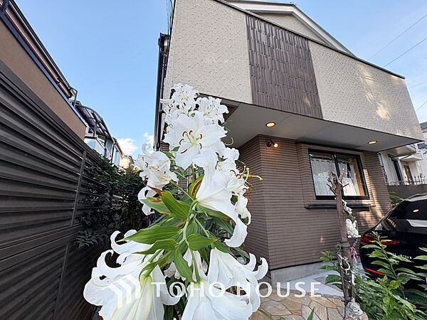 【Livingroom】◆爽やかな空間◆窓をあけるとリビングに通り抜ける清々しく心地よい冷涼なそよ風がこの空間を涼しくしてくれる。風通しの良さは人にとっても家にとっても健康的で気持ちいいものです。