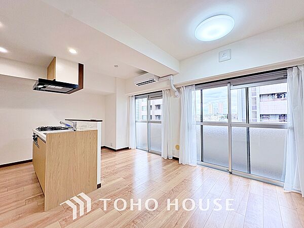 【living】居心地のいい暮らしには欠かせない眩い採光。ゆったりとした幅の窓からこの空間に降り注ぐ採光が絶えない。明るいリビングこそ居心地のいい暮らしが待っているのだと思う。