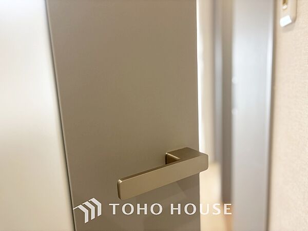 【Private room】家族個々の安らぎの空間。プライベートなBedRoomは暮らす方の感性で造り上げたいもの。誰もが好みで飾れるシンプルな室内に仕上げてあります。