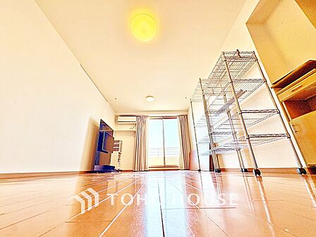 【リビング】淹れたてのコーヒーと、穏やかな午後。日常を少しだけ愛せるようになる空間です。