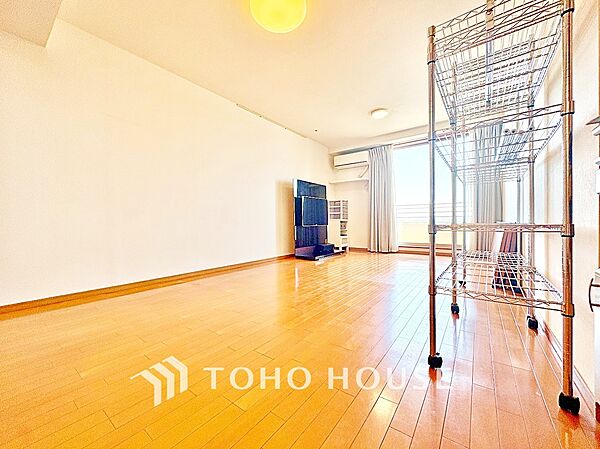 【リビング】窓から差し込む夕陽が床を染める。何気ない時間が、特別に変わる瞬間。