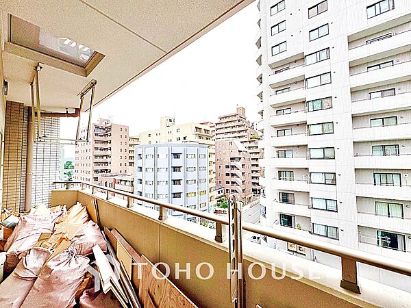 【バルコニー】朝の光も夕暮れの空気も、夜の風もすべてを受け止めてくれる。夜空の下で一人泣きたい時もある。