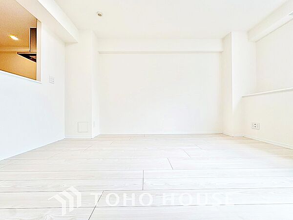 【リビング】淹れたてのコーヒーと、穏やかな午後。日常を少しだけ愛せるようになる空間です。
