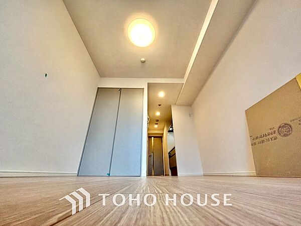 居心地のいい暮らしには欠かせない眩い採光。ゆったりとした幅の窓からこの空間に降り注ぐ採光が絶えない。明るいリビングこそ居心地のいい暮らしが待っているのだと思う。