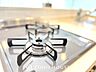 キッチン：【Kitchen】美しく使いやすいキッチンは油汚れが簡単に拭き取れる素材で加工されており、浄水器シャワーから流す水の音を軽減する静かなシンクを採用。見えないところにさり気ない配慮が嬉しい