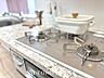 キッチン：【Kitchen】美しく使いやすいキッチンは油汚れが簡単に拭き取れる素材で加工されており、浄水器シャワーから流す水の音を軽減する静かなシンクを採用。見えないところにさり気ない配慮が嬉しい