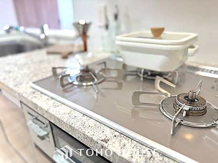 【Kitchen】美しく使いやすいキッチンは油汚れが簡単に拭き取れる素材で加工されており、浄水器シャワーから流す水の音を軽減する静かなシンクを採用。見えないところにさり気ない配慮が嬉しい