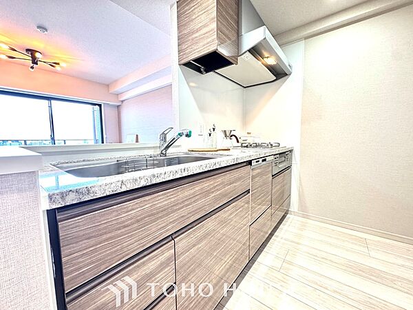 【Kitchen】光り眩い羨望のリビングへ。一歩一歩を踏みしめて家族の集う幸せの場所へ。すべてがクライマックスのマイベストホーム。