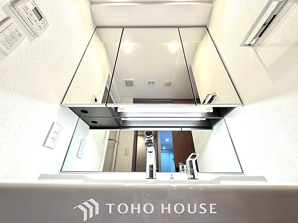 【Wash basin】十分な大きさの洗面台は収納もさる事ながら、身だしなみチェックや歯磨きなど、朝の慌ただしい時間でもホテルライクなスペースで余裕とゆとりを感じて頂けます。