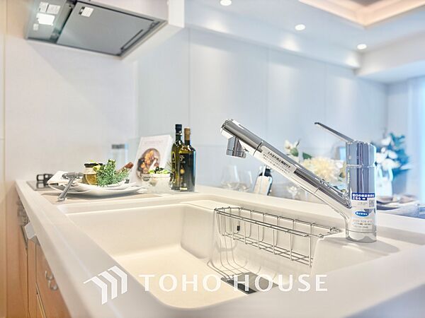 【KITCHEN】◆開放的◆後片付けが楽なシステムキッチン。収納スペースの充実！