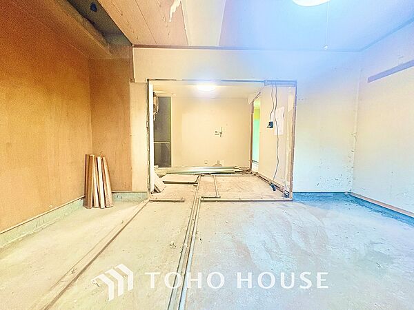 【Entrance】お出かけとお戻りの際に必ず通る場所は全体的に穏やかで慎ましい印影。美しく光をアレンジした素敵なエントランスです。