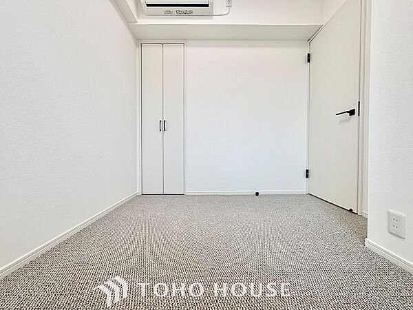 風の通り道。舞い込んでくる風が優しく躍り、室内に爽やかな空気を運んでくる。
