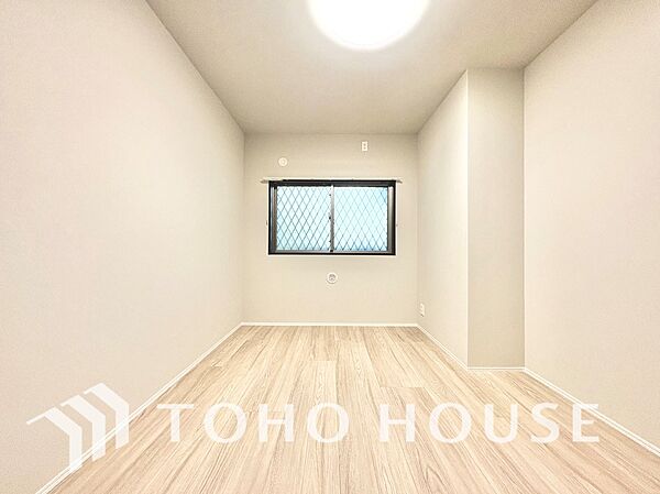 【居室】ゆったりとした広さで、ベッドを置いても余裕のある空間です。