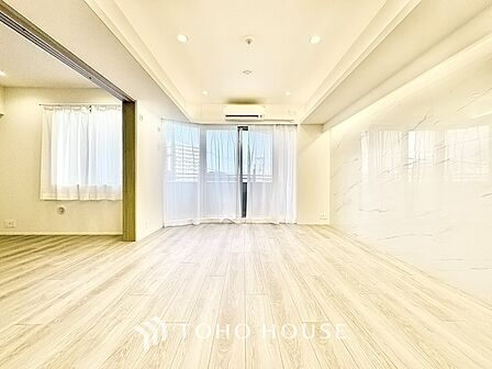 ◆サンサンと◆差し込む太陽の光がこのリビングに笑いをもたらす。ソファの上のクッションがポカポカした暖気にぬくぬくと微睡んでいる。