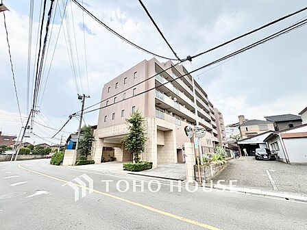 明和地所の旧分譲マンション「クリオ」シリーズ。落ち着いた色調のタイル貼りで、周辺の街並みにも調和する洗練された佇まいです。前面道路もすっきりとしており、お車の出し入れもスムーズに行えます。