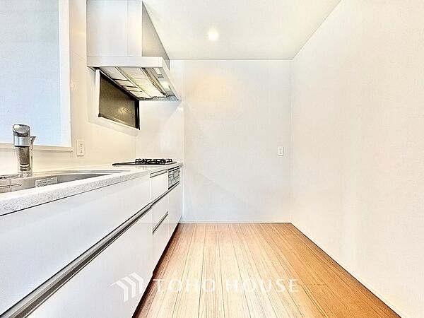 ◆愛育◆キッチンは家族の絆を育む大切な空間。シンプルで使い易いSystemKitchenで愉しく作る料理は愛情のある美味しいご馳走に。家族で使える広々としたダイニングキッチンです。