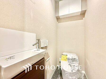 ◆トイレ◆トイレも全て新品に交換されており、清々しく新生活を始めることができます。白基調の清潔感のある空間に生まれ変わりました。
