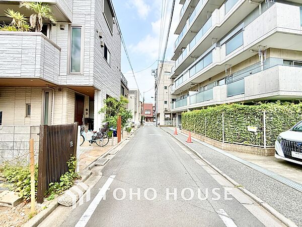◆今宵の食卓◆ダウンライトに反射するグラスを眺めながらワインを注ぐ。トクトクと心地いい音をさせながら、フランスの古城を思わせる薫りがたちこめ、とても幸せな時を過ごせる。