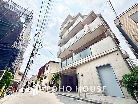 ◆キッチン◆美しく使いやすいキッチンは油汚れが簡単に拭き取れる素材で加工されており、浄水器シャワーから流す水の音を軽減する静かなシンクを採用。見えないところにさり気ない配慮が嬉しいですね