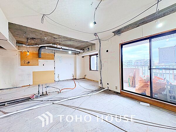 【改装中】ここはみんなが集い、食事と楽しい会話が始まる場所。話に夢中になりすぎて、ついつい時を忘れ、夜半過ぎになってしまう。そんな束の間の幸せを感じさせてくれます。