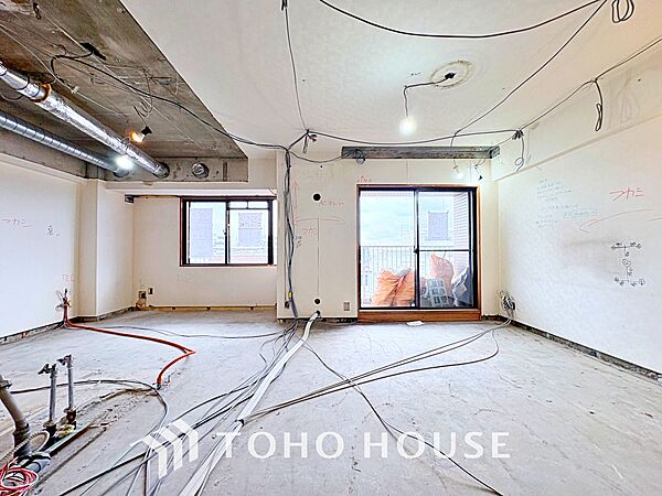 【改装中】【living】居心地のいい暮らしには欠かせない眩い採光。ゆったりとした幅の窓からこの空間に降り注ぐ採光が絶えない。明るいリビングこそ居心地のいい暮らしが待っているのだと思う。