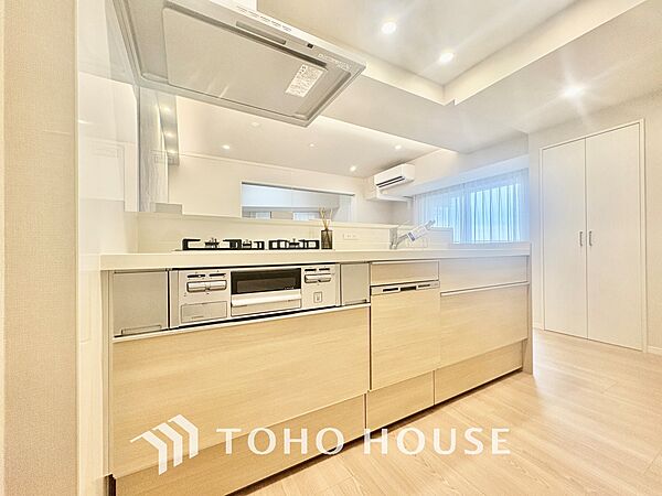 【KITCHEN】愛おしい家族との団欒の時間をより一層幸せなものに感じさせる煌びやかなLDK。輝かしい毎日が待っています。