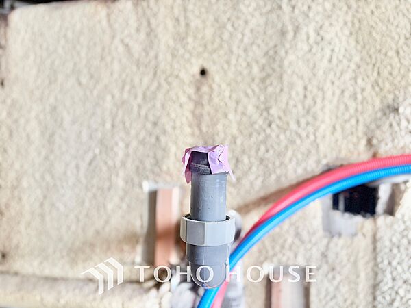 ＊改装中＊輝くドアを開けた先に広がる家族やすらぎのプライベート空間。広く開放されたWindow・Balconyから射しこむ眩いばかりの陽光が、リビング空間を鮮やかに映し出す。