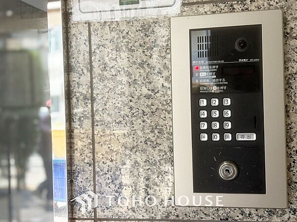 【Bouncy conversation】　パートナーや家族が集う憩いの空間。真新しい木目のフローリングや白亜のクロスを陽の光、ダウンライトが照らし出し、家族・友人・知人の会話に華を咲かせます。