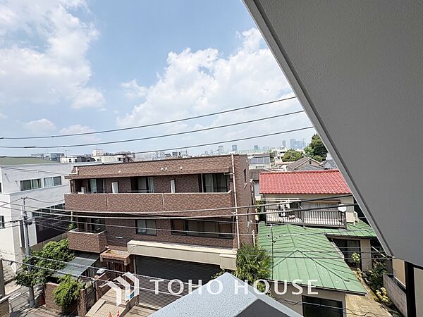 【Wash basin】十分な大きさの洗面台は収納もさる事ながら、身だしなみチェックや歯磨きなど、朝の慌ただしい時間でもホテルライクなスペースで余裕とゆとりを感じて頂けます。