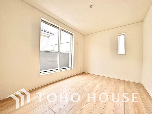 【居室】ゆったりとした広さで、ベッドを置いても余裕のある空間です。