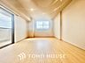 室内：【LIVING】◆眩い◆光が燦々と入り、家族の笑顔を照らす。「いつまでも続いて」と願う夢のような毎日がここにある。