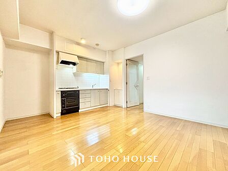 ◆木漏れ日◆の様な採光が優しく足元を照らし、心地いい暮らしの道しるべを写し出す。この空間で過ごす家族との語らいの時間がとても素敵で幸せを感じるかもしれない。