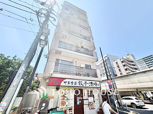 店舗の横には、日常的に使われている様子が伺える自転車置き場スペースが。生活の利便性を重視する方におすすめです。