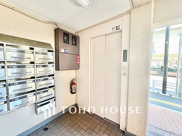ゴミ一つなく綺麗に清掃されたエントランスホール。管理体制の良さが一目で伝わる、安心の共用空間です。