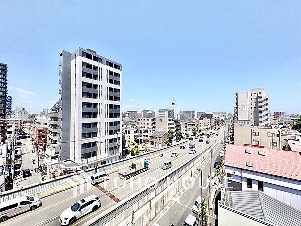 前面を大きく遮る建物がなく、遠くまで見渡せる開放的な眺望！心地よい風と光を感じられる贅沢なロケーションです。