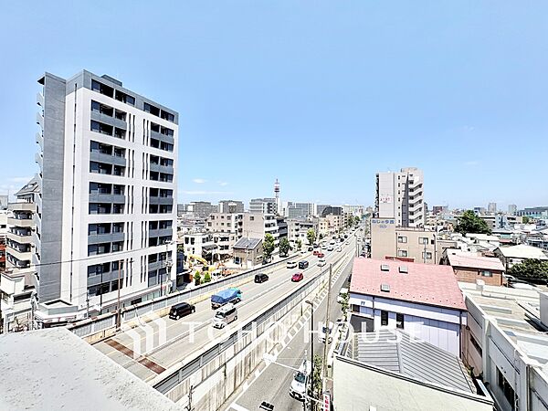 前面を大きく遮る建物がなく、遠くまで見渡せる開放的な眺望！心地よい風と光を感じられる贅沢なロケーションです。
