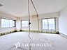 室内：【改装中】【living】居心地のいい暮らしには欠かせない眩い採光。ゆったりとした幅の窓からこの空間に降り注ぐ採光が絶えない。明るいリビングこそ居心地のいい暮らしが待っているのだと思う。