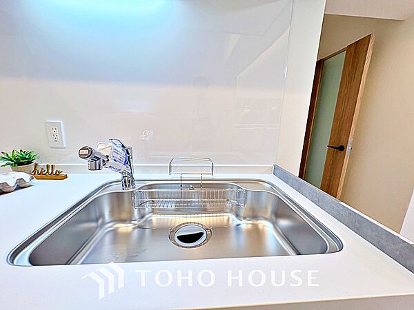 キッチンは家族の絆を育む大切な空間。シンプルで使い易いシステムキッチンで愉しく作る料理は愛情のある美味しいご馳走に。家族で使えるダイニングキッチンです。