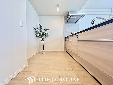 ◆愛育◆キッチンは家族の絆を育む大切な空間。シンプルで使い易いSystemKitchenで愉しく作る料理は愛情のある美味しいご馳走に。家族で使える広々としたダイニングキッチンです。