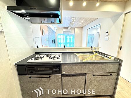 【Kitchen】美しく使いやすいキッチンは油汚れが簡単に拭き取れる素材で加工されており、浄水器シャワーから流す水の音を軽減する静かなシンクを採用。見えないところにさり気ない配慮が嬉しい